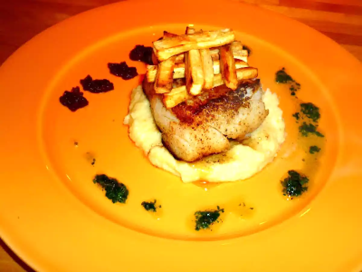 Dos de cabillaud, mousseline et frites de panais, ketchup de betterave