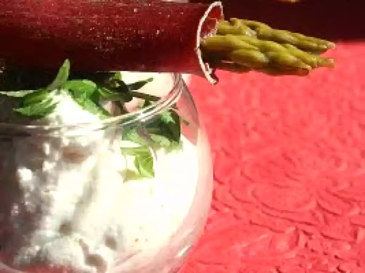 Du chèvre frais, de la viande des grisons et des asperges.