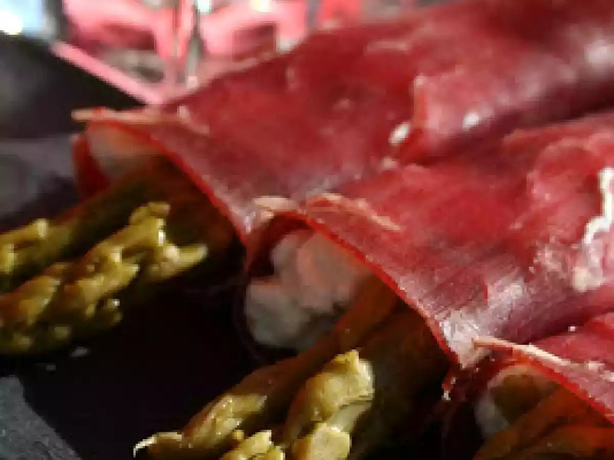 Du chèvre frais, de la viande des grisons et des asperges. - photo 2