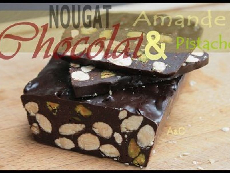 Du Nougat au chocolat Noir incrusté d' amandes et de pistaches grillées .
