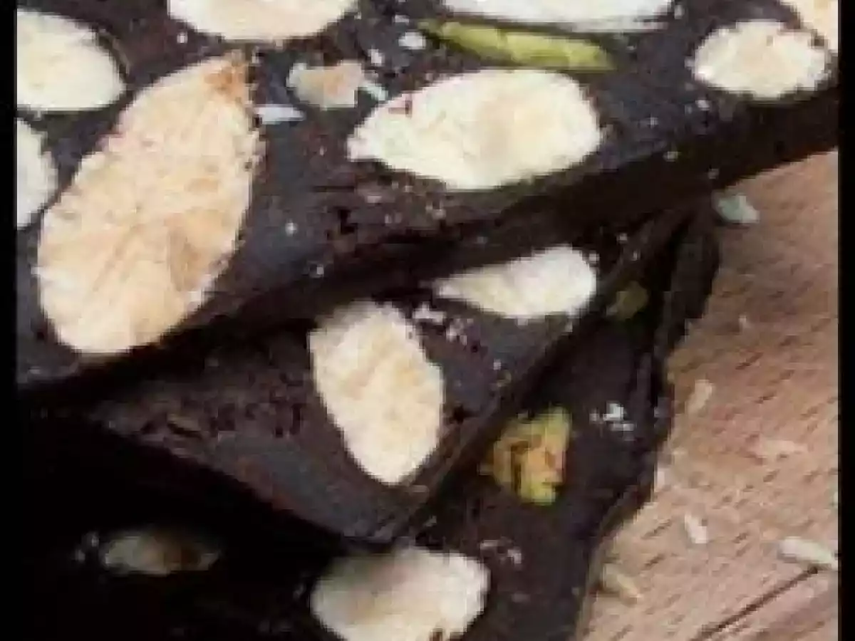 Du Nougat au chocolat Noir incrusté d' amandes et de pistaches grillées . - photo 2