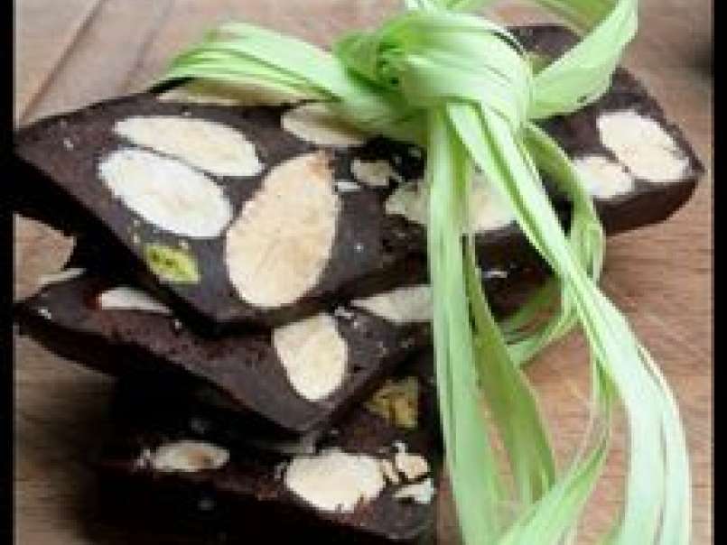 Du Nougat au chocolat Noir incrusté d' amandes et de pistaches grillées . - photo 3