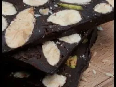 Du Nougat au chocolat Noir incrusté d' amandes et de pistaches grillées . - photo 2