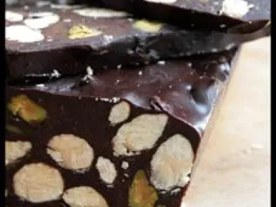 Du Nougat au chocolat Noir incrusté d' amandes et de pistaches grillées . - photo 4