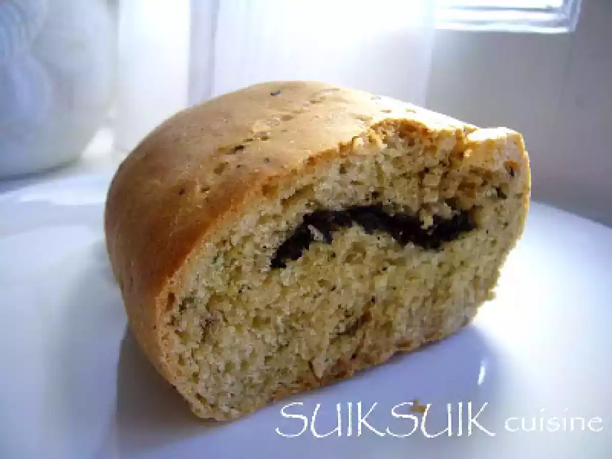 Du pain à l'huile d'olive aux herbes de Provence et fourré aux olives et aux câpres