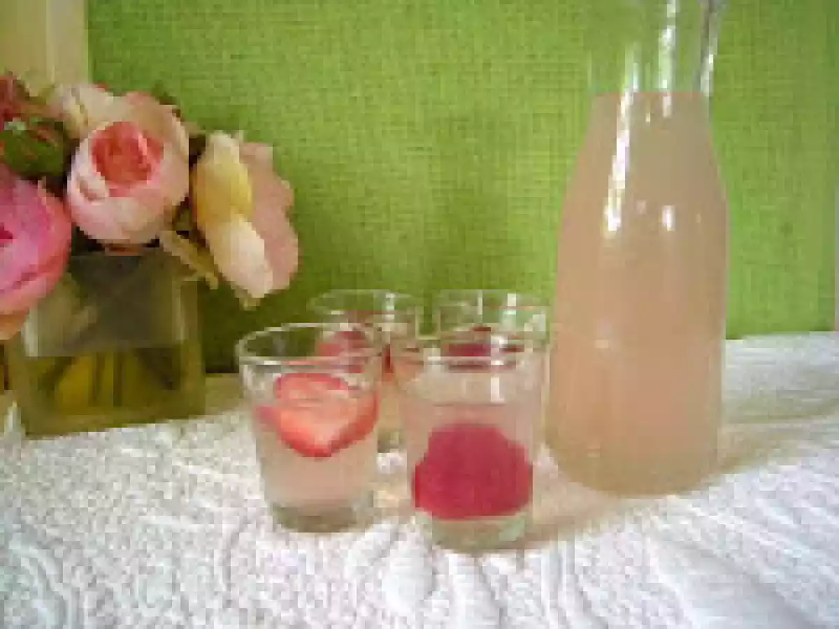 Eau de rhubarbe à la verveine citronnelle et sa salade de fraises