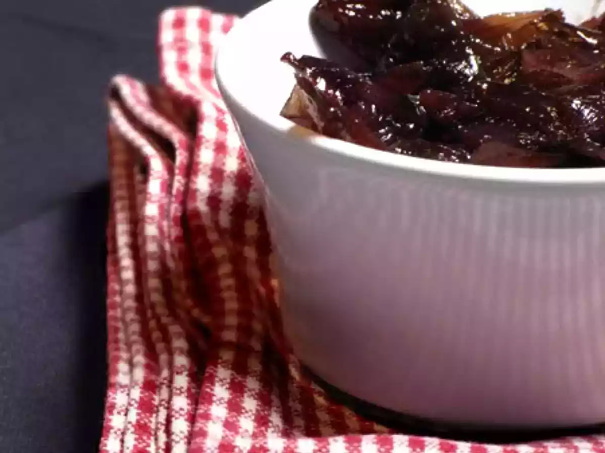 Echalotes confites au vin rouge et aux épices