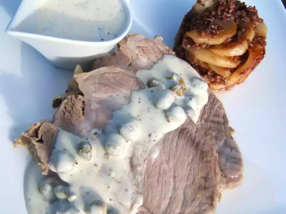 Échine de porc cuite au lait accompagnée de pommes au riz rouge de Camargue