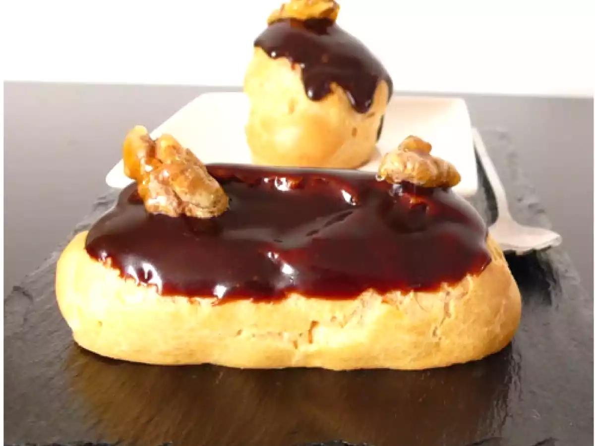 Eclairs à la banane, glaçage chocolat et noix caramélisées