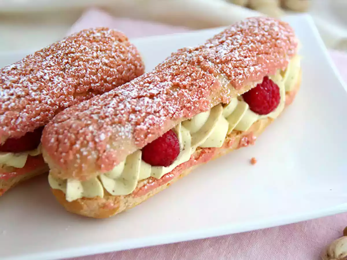 Éclairs à la crème de pistache et aux framboises