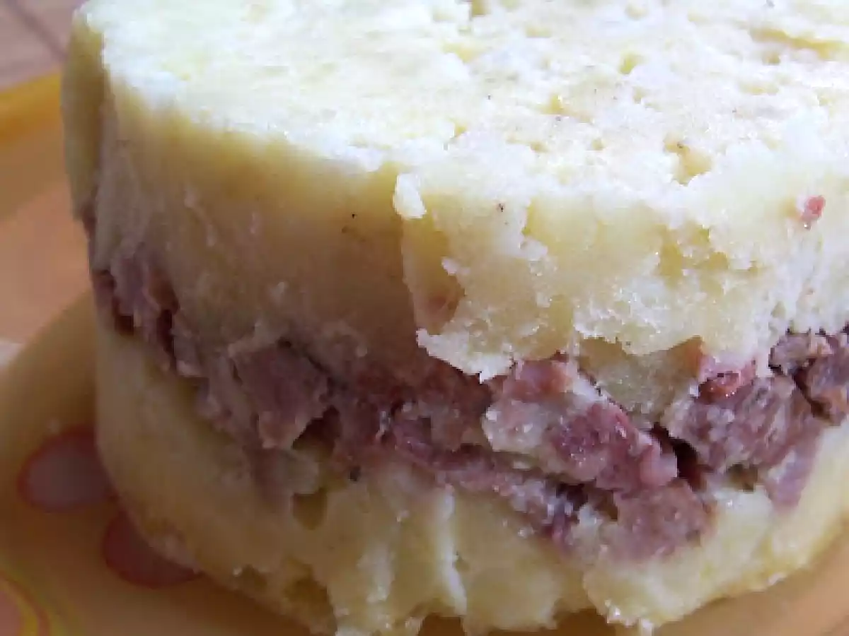 Ecrasé de pommes de terre, andouille et camembert