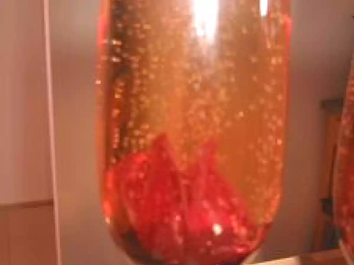 Effet Garanti ; Fleur d'hibiscus dans une coupe de Champagne