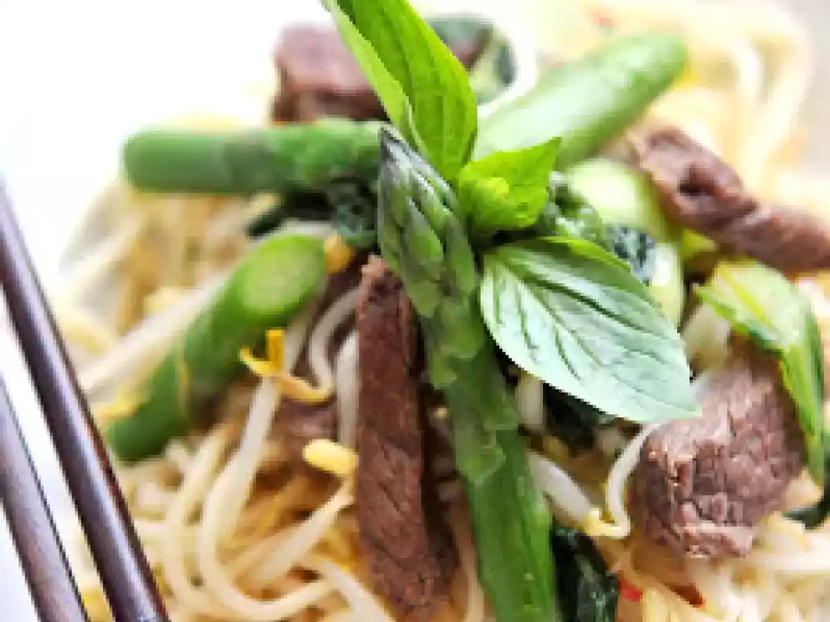 Émincé de boeuf au basilic thaï et asperges vertes