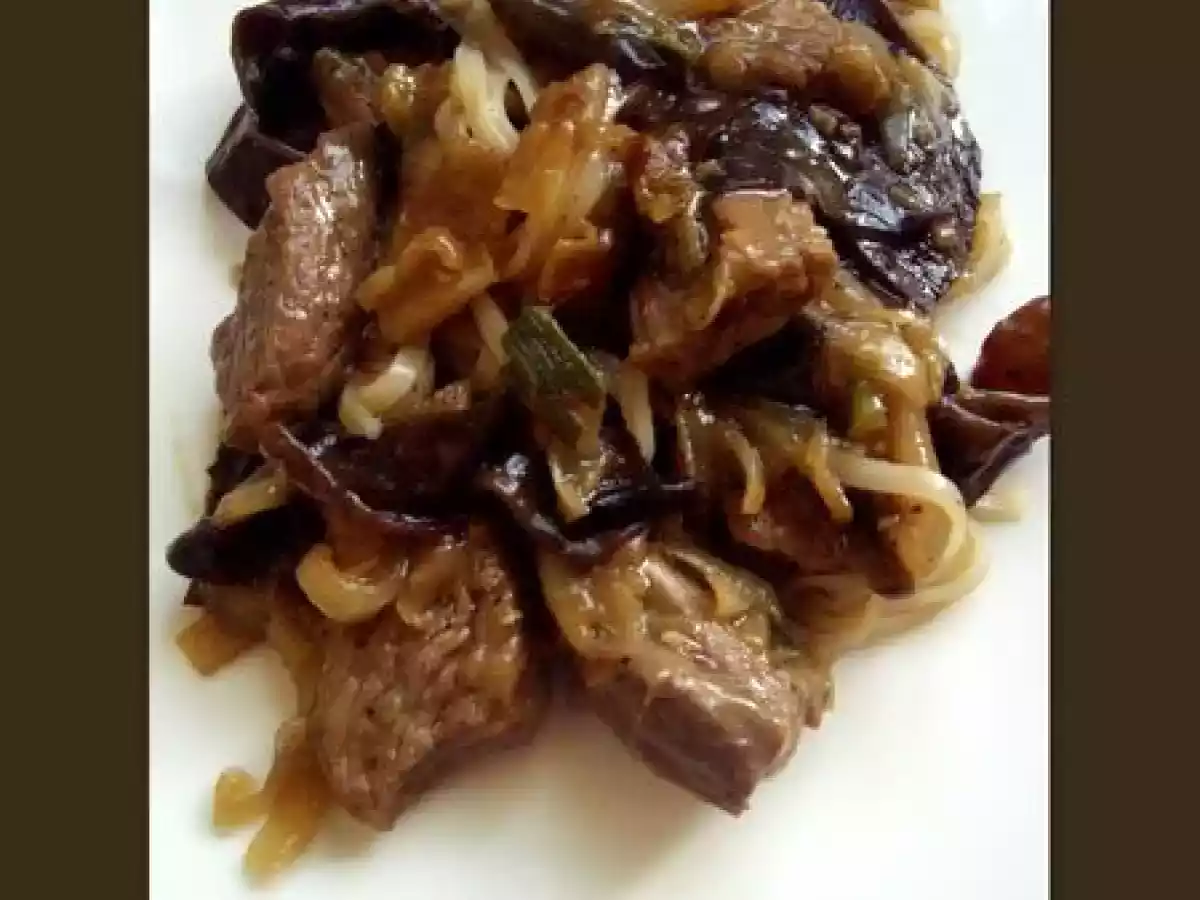 Emincé de boeuf et champignons noirs aux oignons et poireaux caramélisés