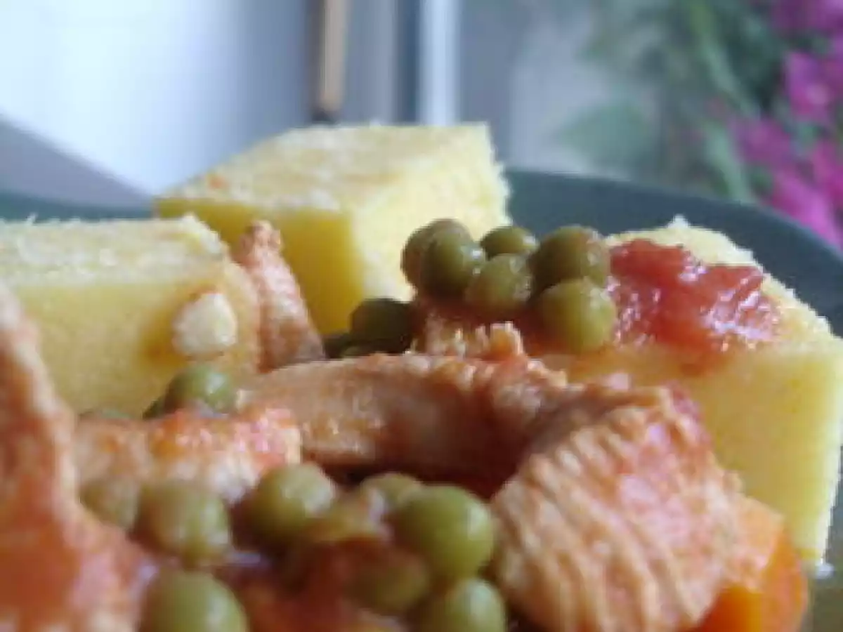 Emincé de dinde en sauce aux petits pois et cubes de Polenta au fromage