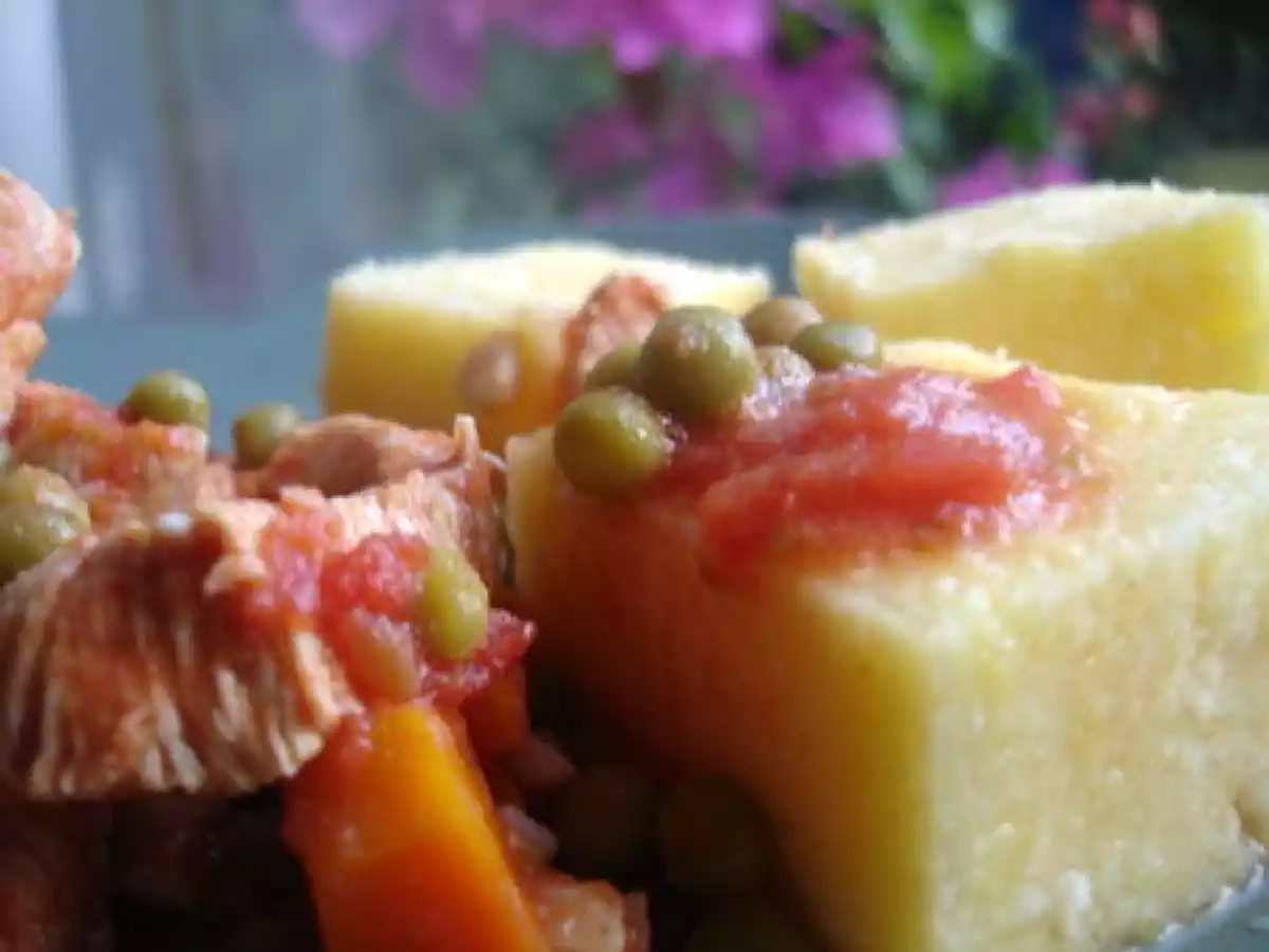 Emincé de dinde en sauce aux petits pois et cubes de Polenta au fromage - photo 2