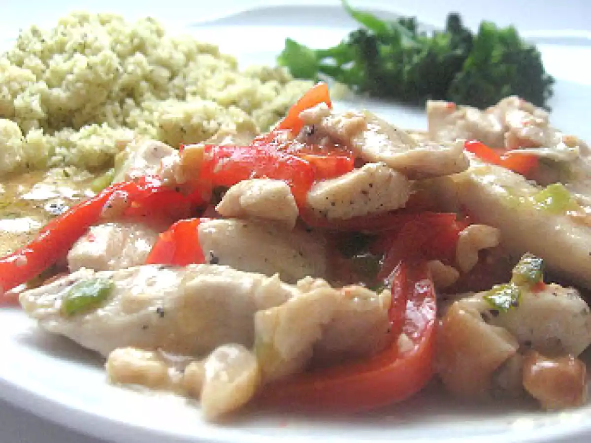 Émincé de poulet aux poivrons et aux noix d'acajou et semoule au pesto