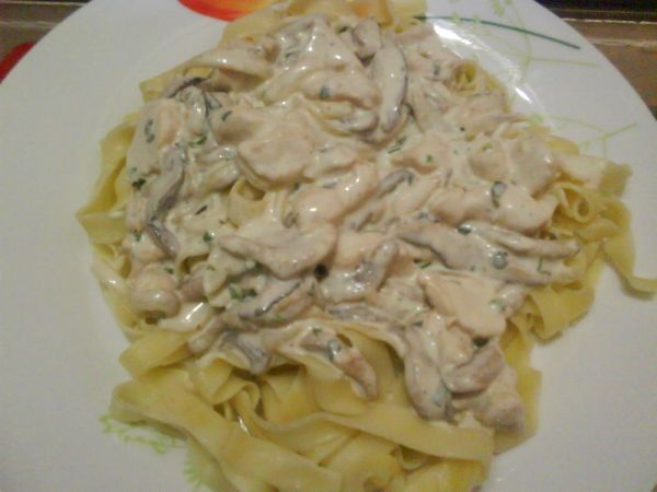 Emincer De Poulet Au Champignon A La Creme Sur Lit De Tagliatelle