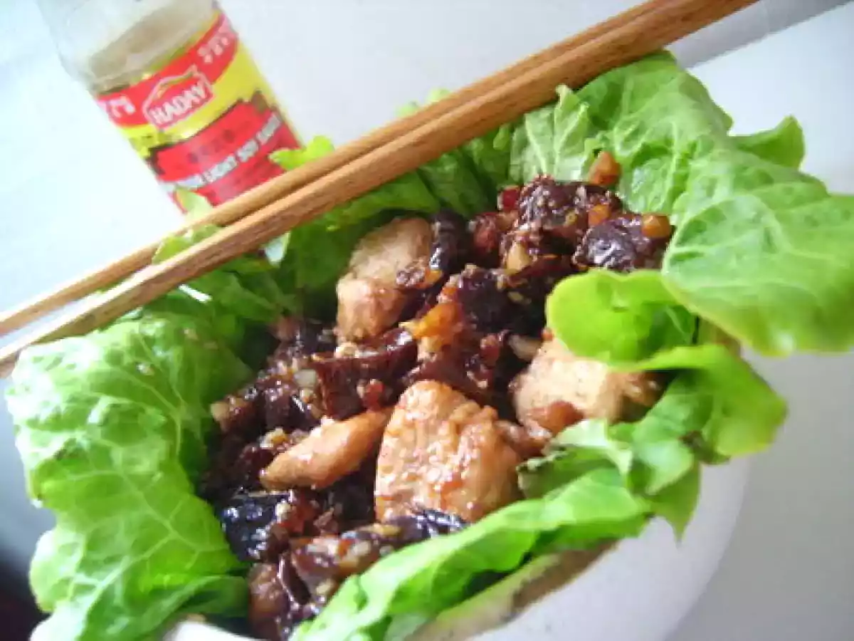 ÉMINCÉS DE POULET À LA SAUCE AUX PRUNEAUX, CACAHUÈTES ET SÉSAMES