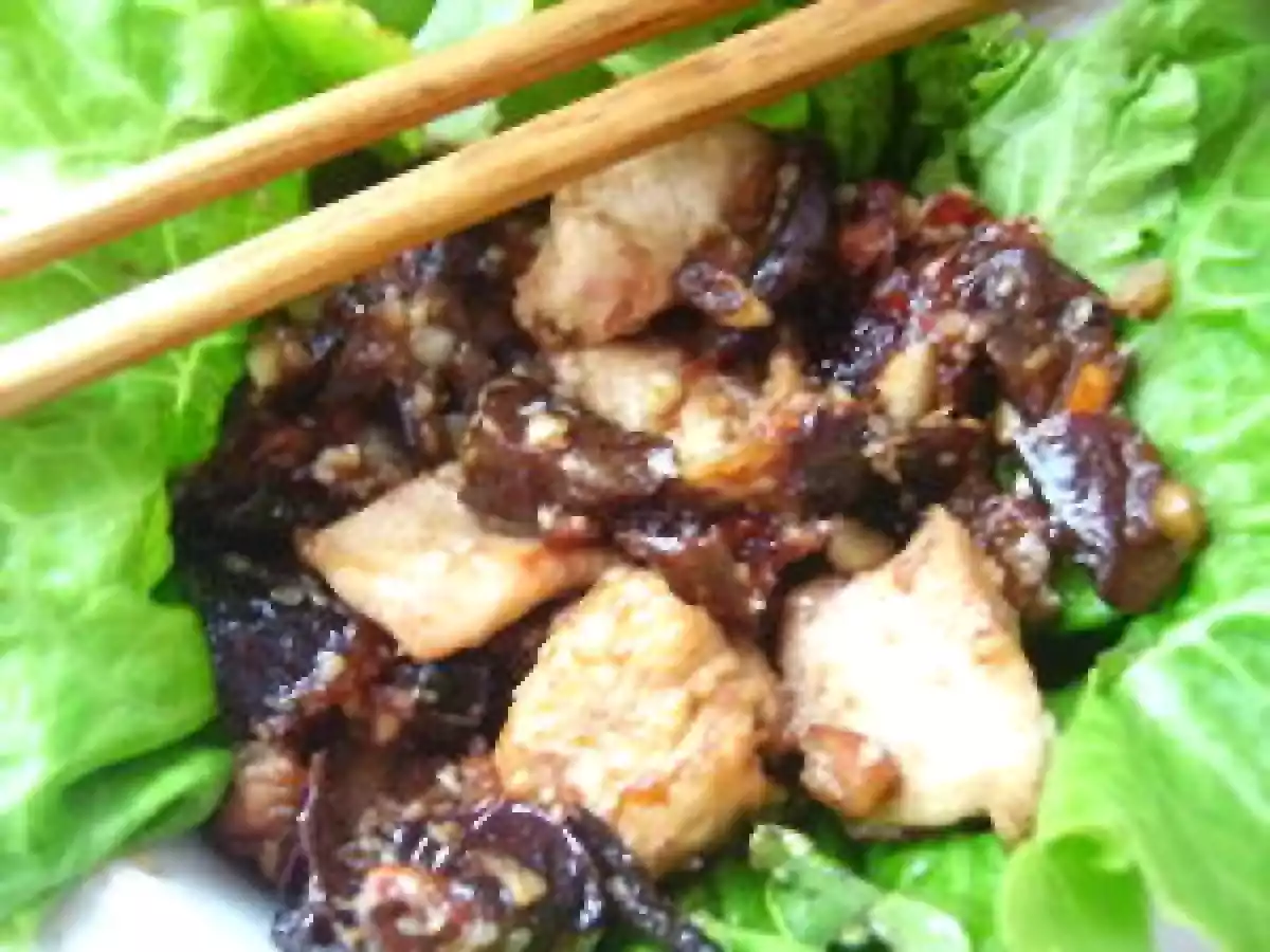 ÉMINCÉS DE POULET À LA SAUCE AUX PRUNEAUX, CACAHUÈTES ET SÉSAMES - photo 2