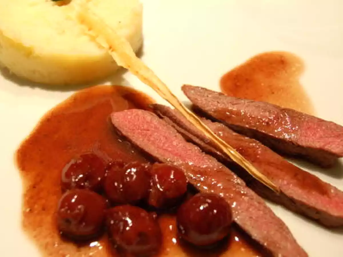 Emincés de steak de biche, sauce aux cerises et purée de céleri