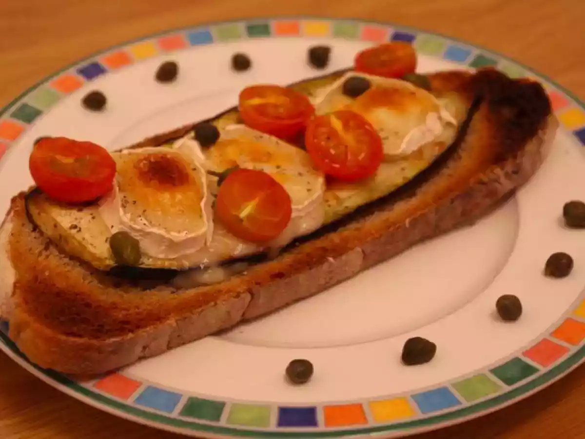 En plein dans les cartons - Tartine aubergines-chèvre-tomates cerises