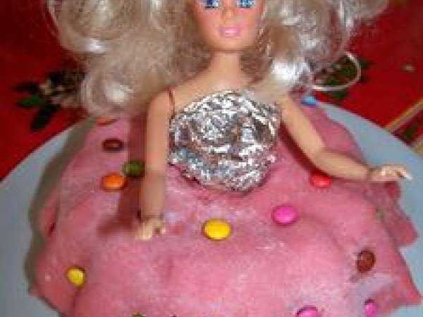 Enfin Je Suis De Retour Et Un Gateau Barbie Pour Les 6 Ans De Ma Fille Recette Ptitchef