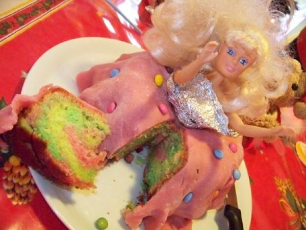 Enfin Je Suis De Retour Et Un Gateau Barbie Pour Les 6 Ans De Ma Fille Recette Ptitchef