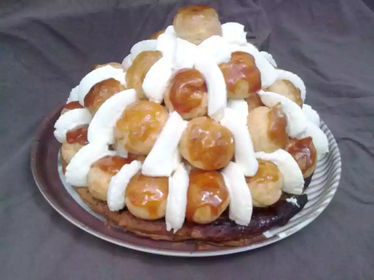 Entre la pièce montée et le Saint-Honoré