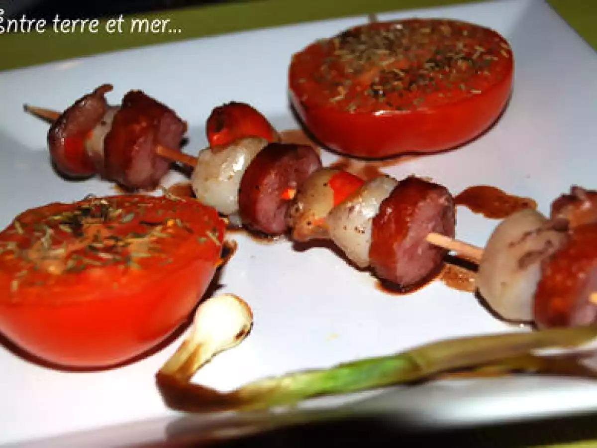 Entre terre et mer : brochettes de St-Jacques et saucisse fumé, réduction de vin rouge
