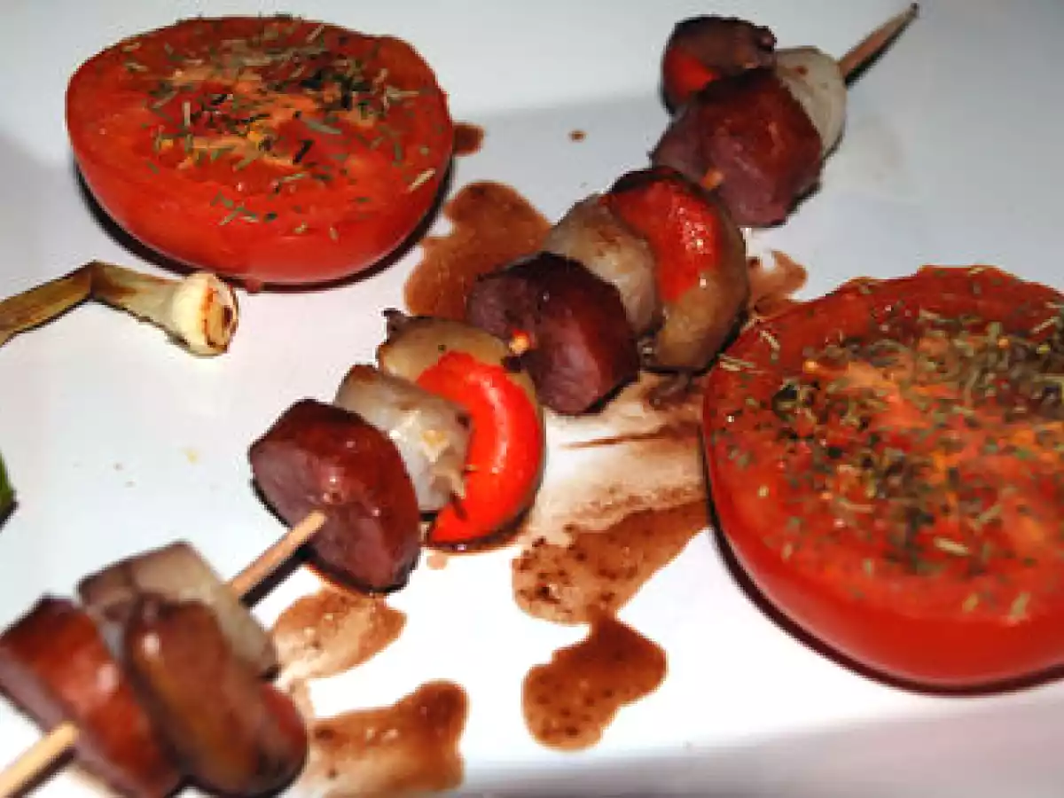 Entre terre et mer : brochettes de St-Jacques et saucisse fumé, réduction de vin rouge - photo 2