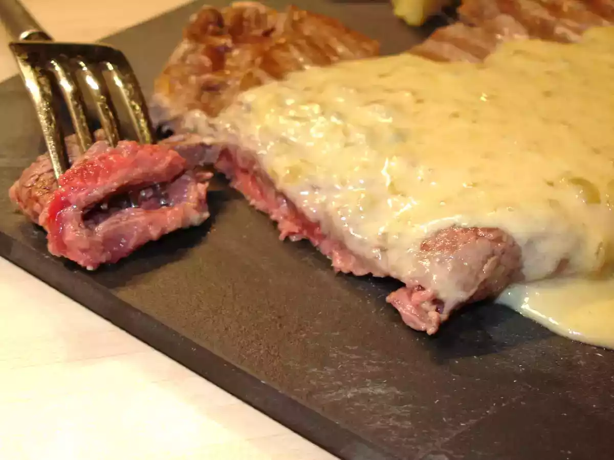 ENTRECOTE SAUCE FOURME D'AMBERT ET VIN BLANC