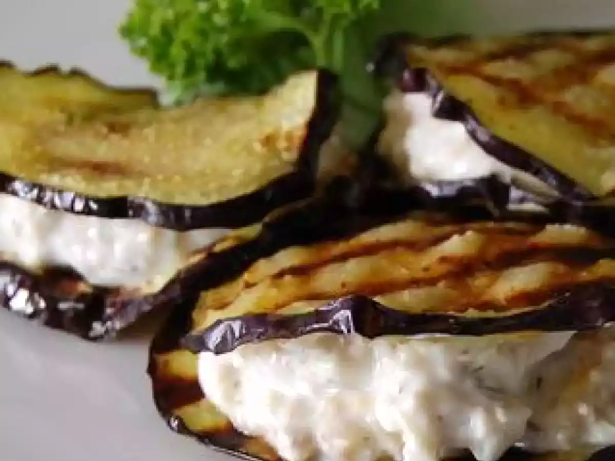 Entrée d'aubergines grillées au yogourt et aux noix