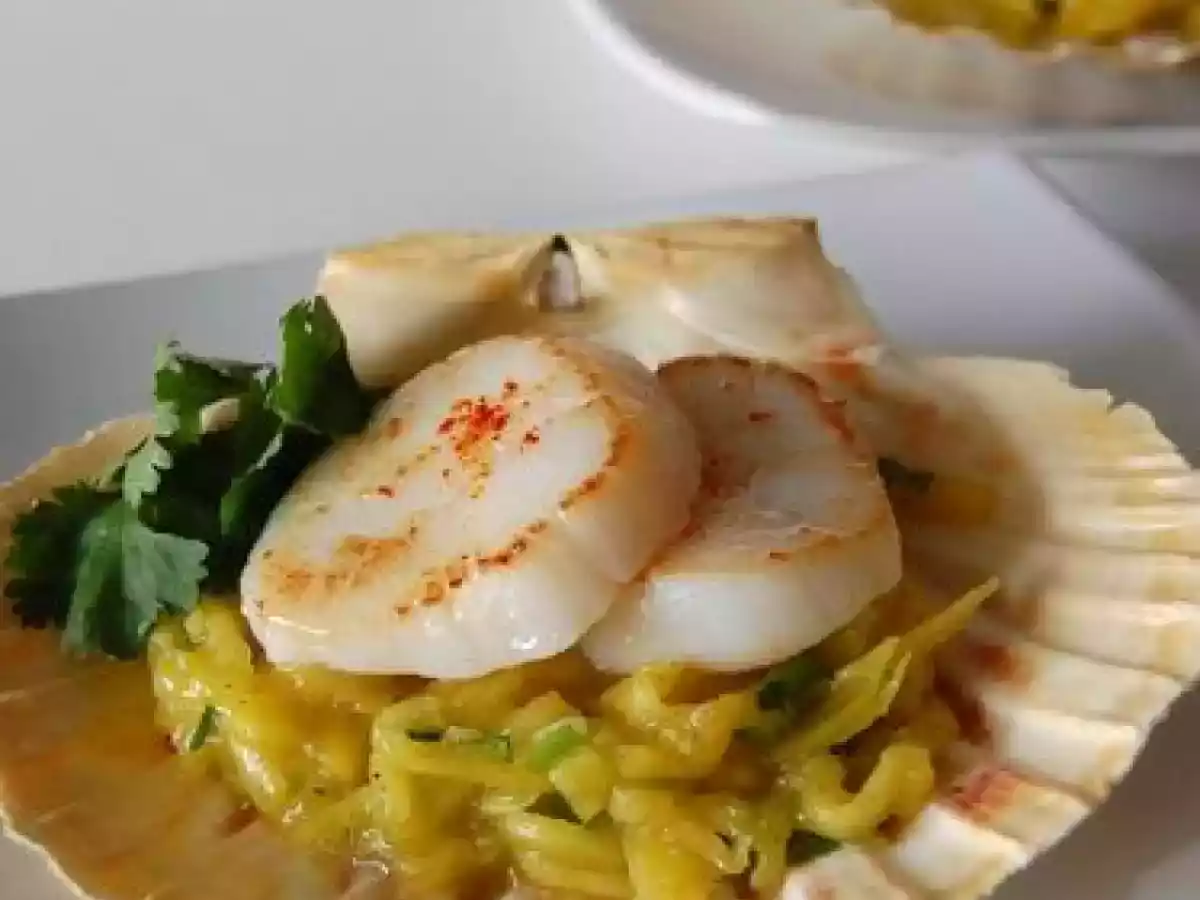 Entrée de pétoncles sur salade de mangues