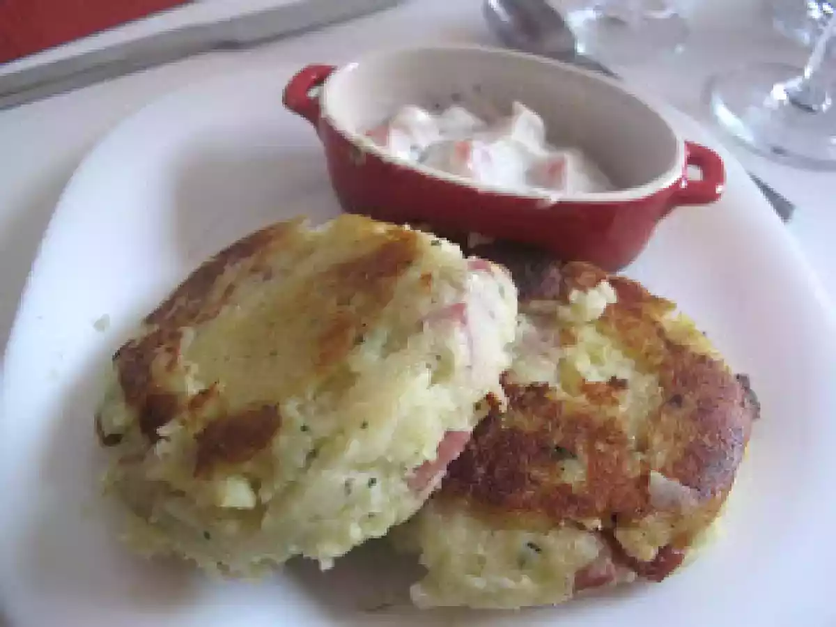Entrée: Galettes de Pommes de Terre au Bacon et sa sauce fraiche Tomate et Crème