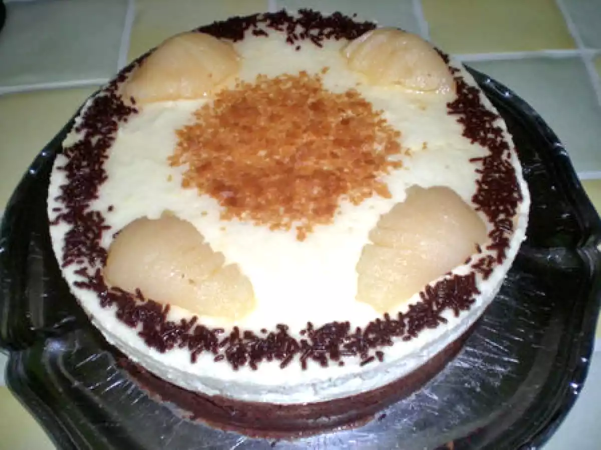 Entremet choco-poire sur son croustillant praliné