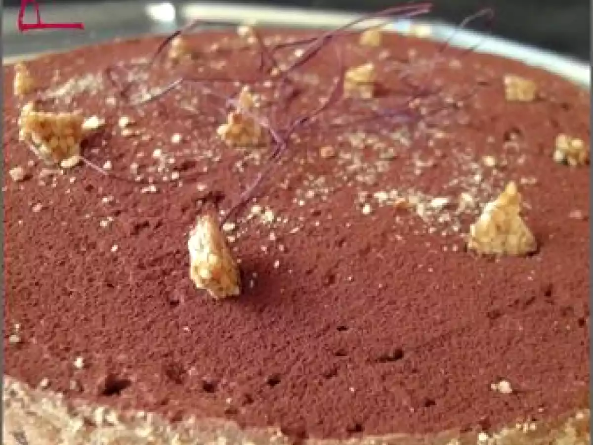 Entremet choco-praliné et mousse noire aux éclats de nougatine de sésame