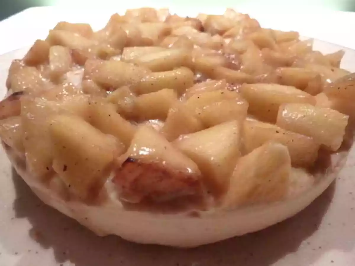 Entremet d'automne, pommes poêlées, mousse caramel sur dacquoise aux noisettes