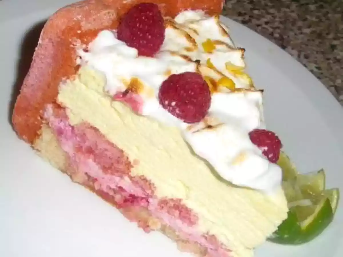 Entremet façon charlotte meringuée duo de mousses . nuage de framboise . - photo 2