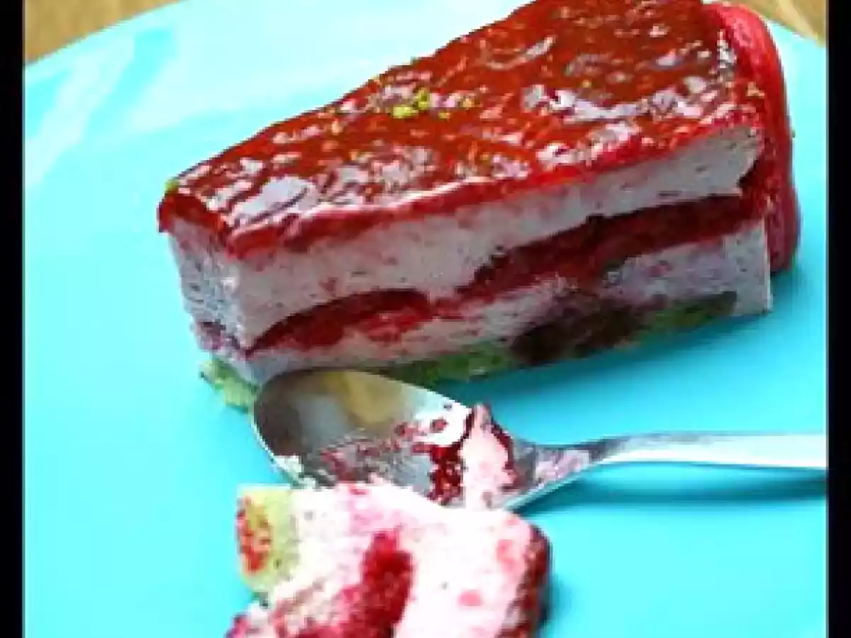 Entremet framboise, pistache, macaron