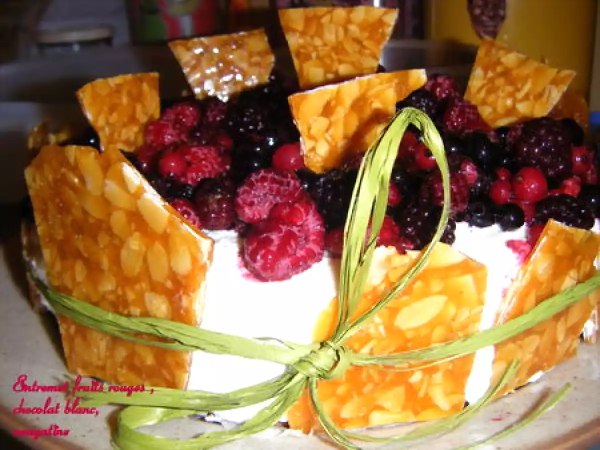 Entremet fruits rouges, chocolat blanc et nougatine .