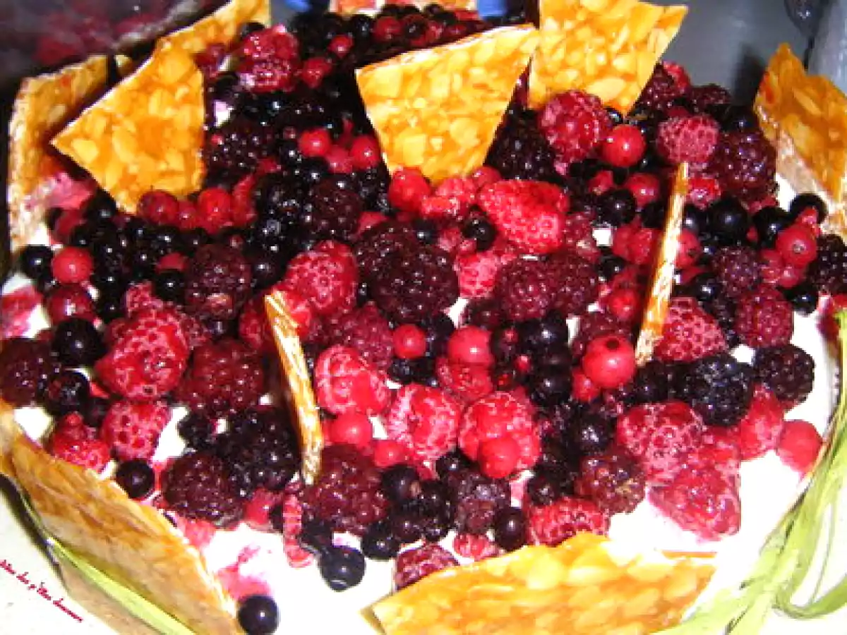Entremet fruits rouges, chocolat blanc et nougatine . - photo 3