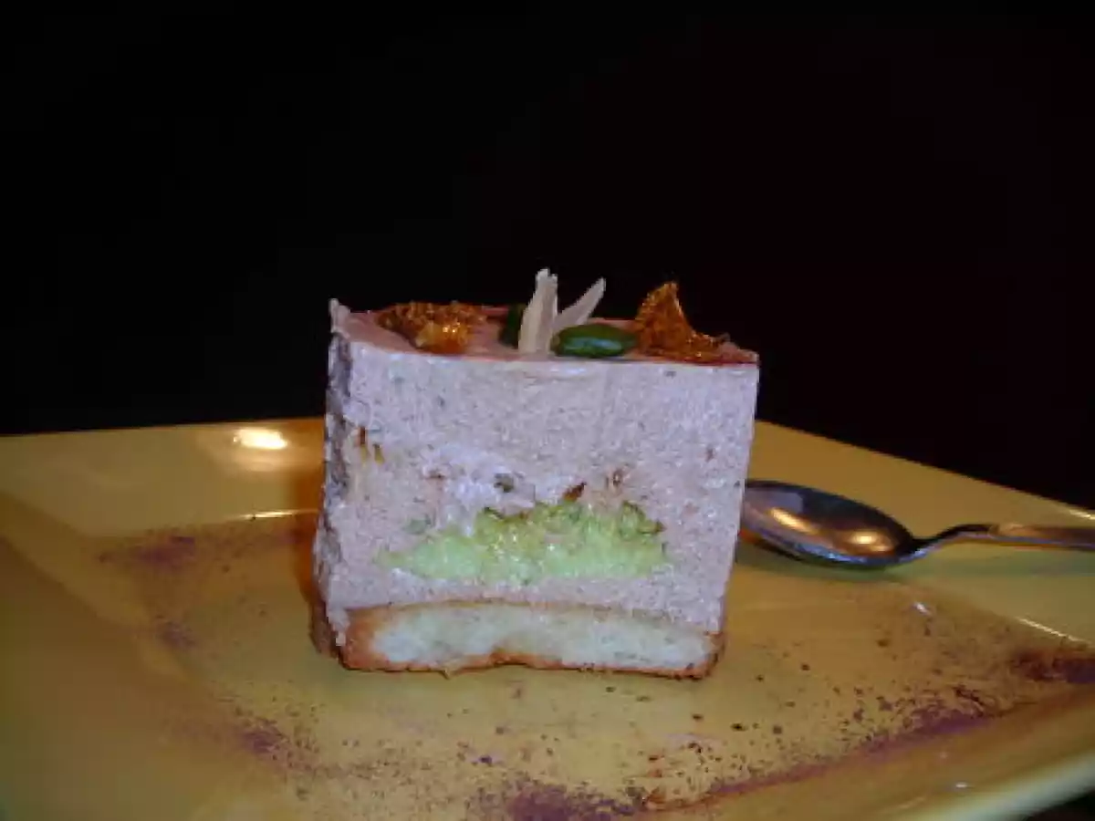 Entremet praliné craquant coeur à la pistache