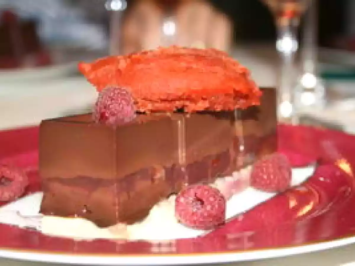 Entremets chocolat, framboises et poivron rouge