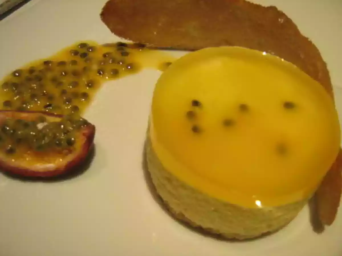 Entremets mangue-passion, tuile exotique