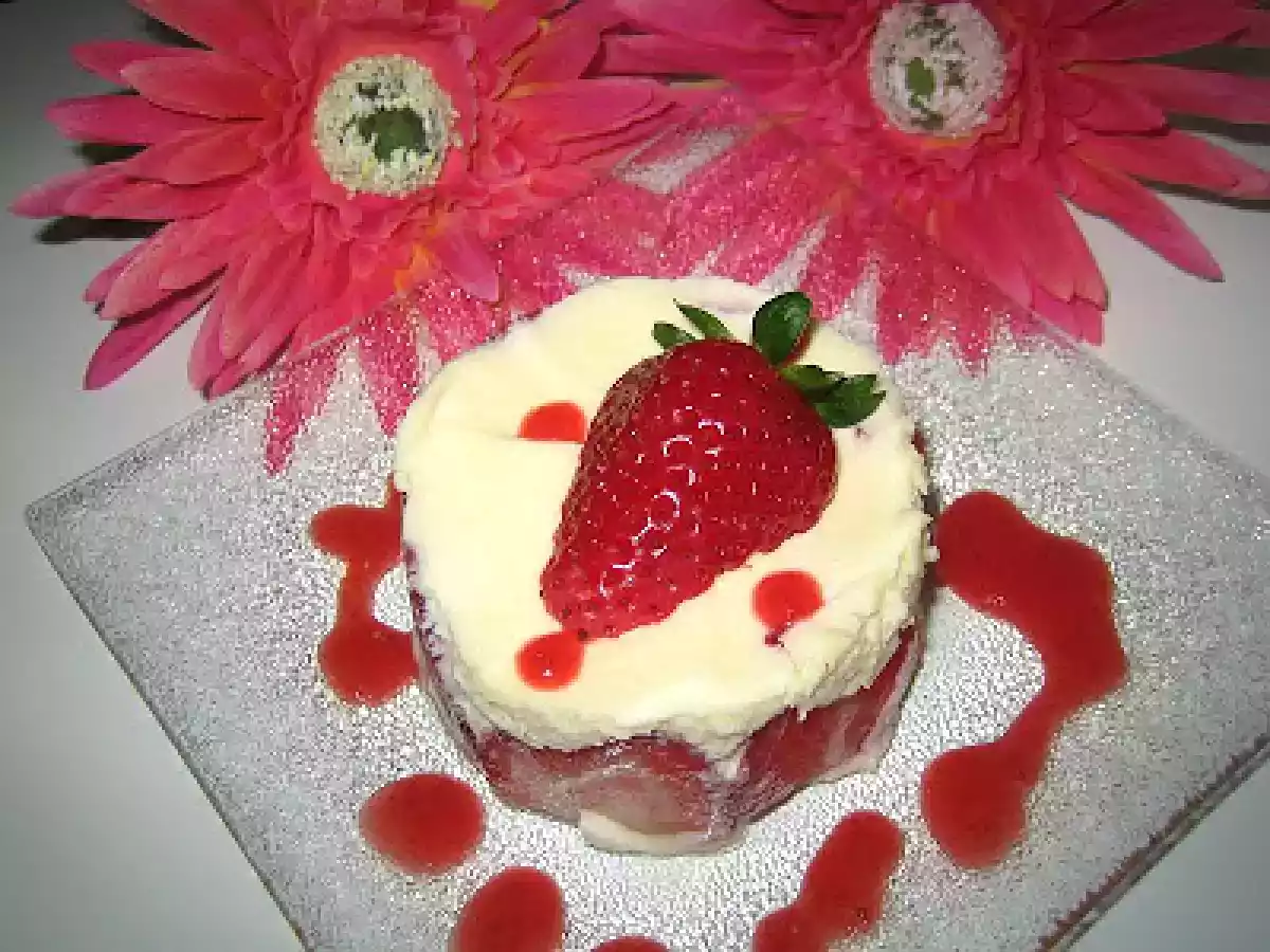 Entremets mousseux aux fraises et son coulis!!