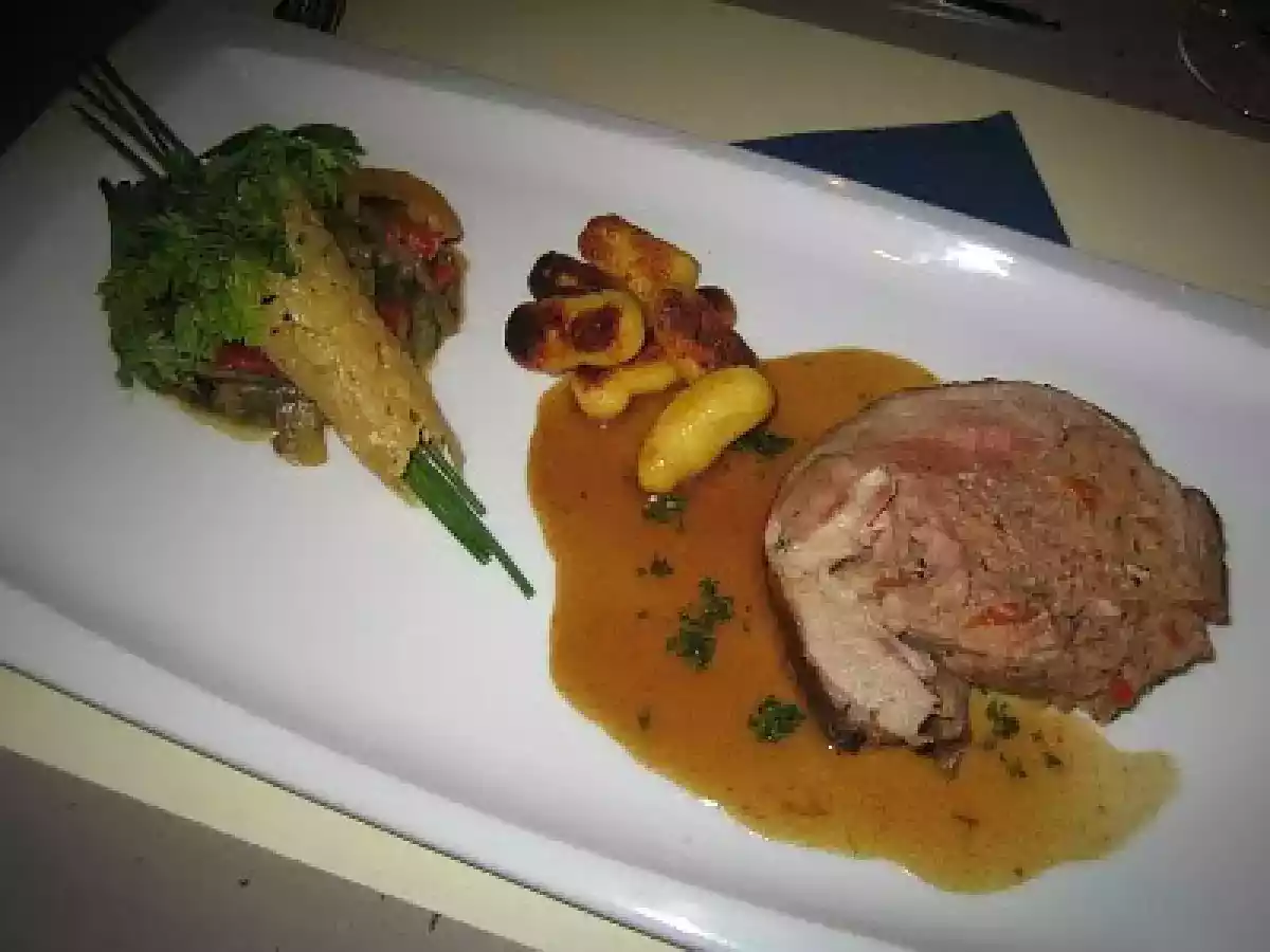 EPAULE D'AGNEAU FARCIE, ARLESIENNE ET CROQUANT DE PARMESAN AUX HERBES, GNOCCHIS POELES