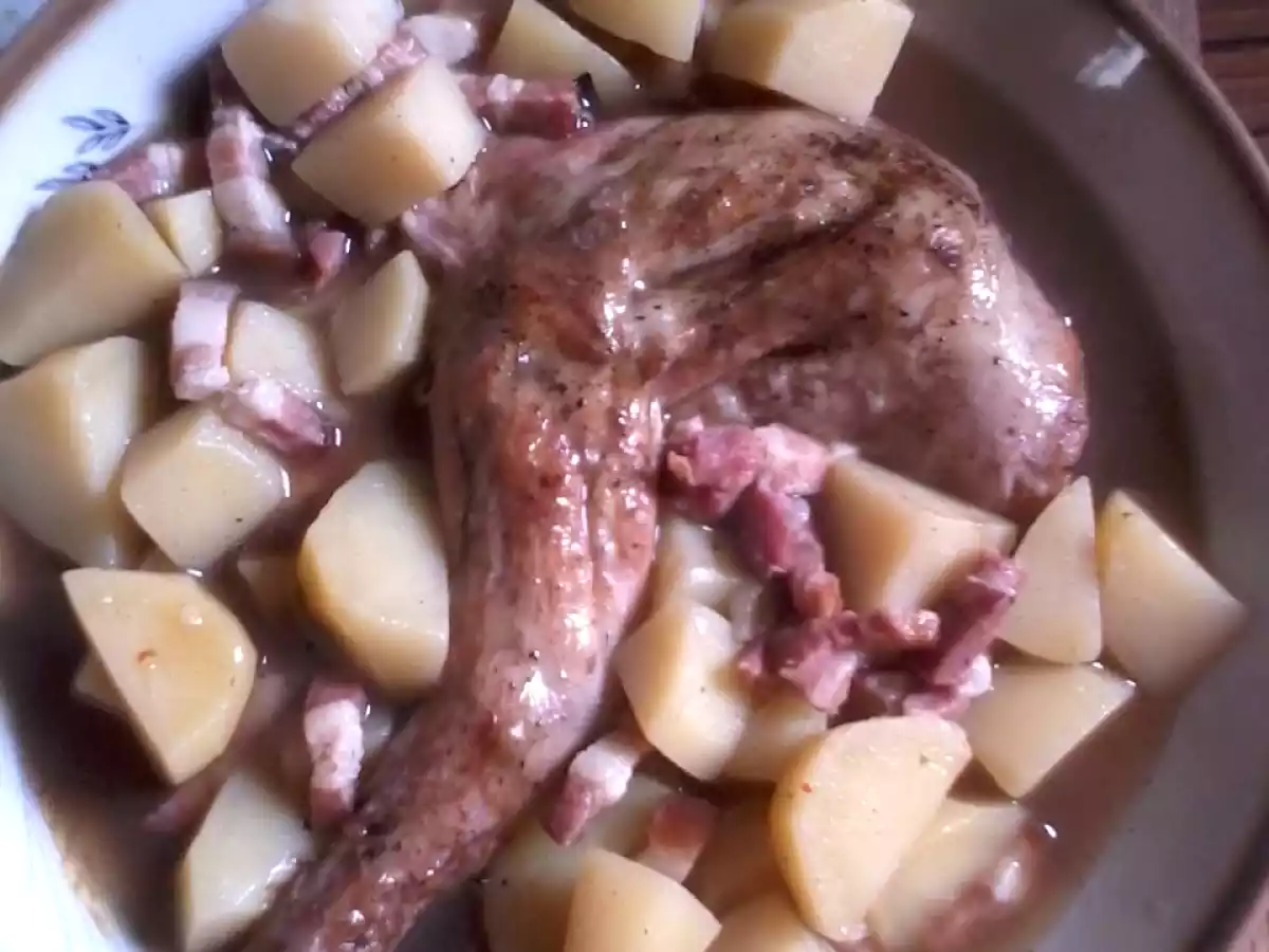 Épaule de lapin en sauce, ses lardons de poitrine fumée et ses pommes de terre