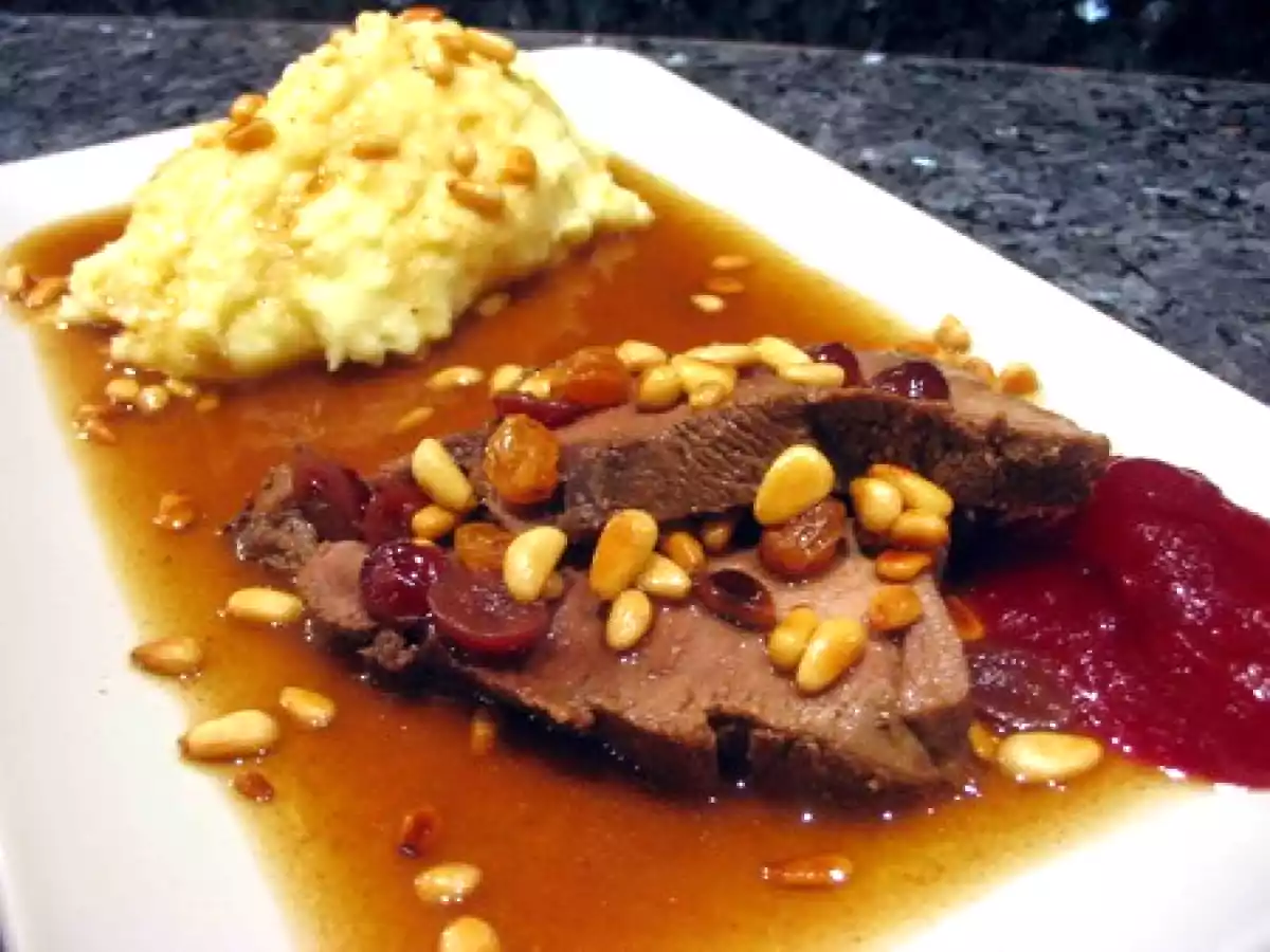 Épaule du sanglier de José, sauce aux fruits secs, 