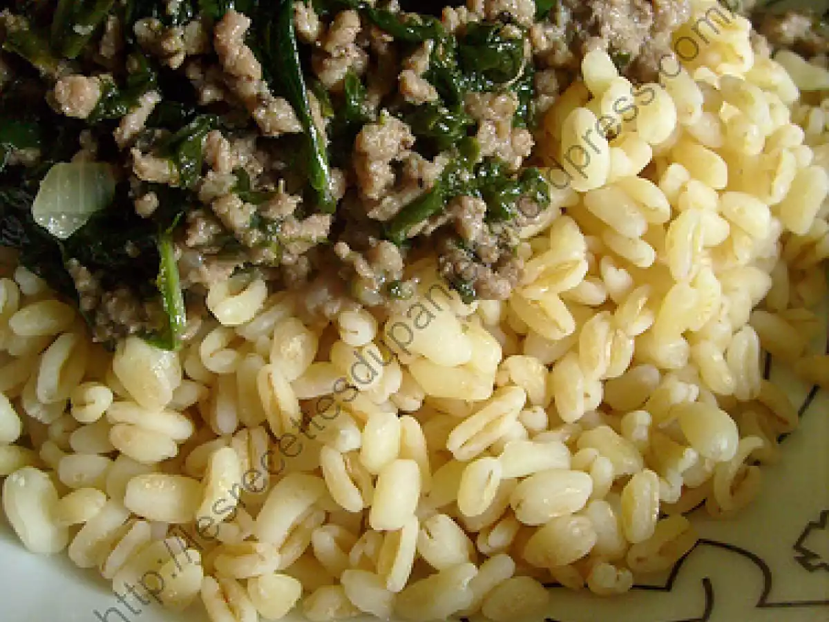 Epinards et viande hachée à l?orientale / Oriental spinach and minced meat dish